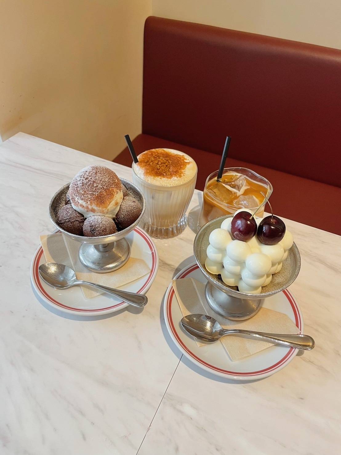 『ロンシュクレ アフォガード ¥780』と『レアチーズケーキ 季節のフルーツ ¥800』