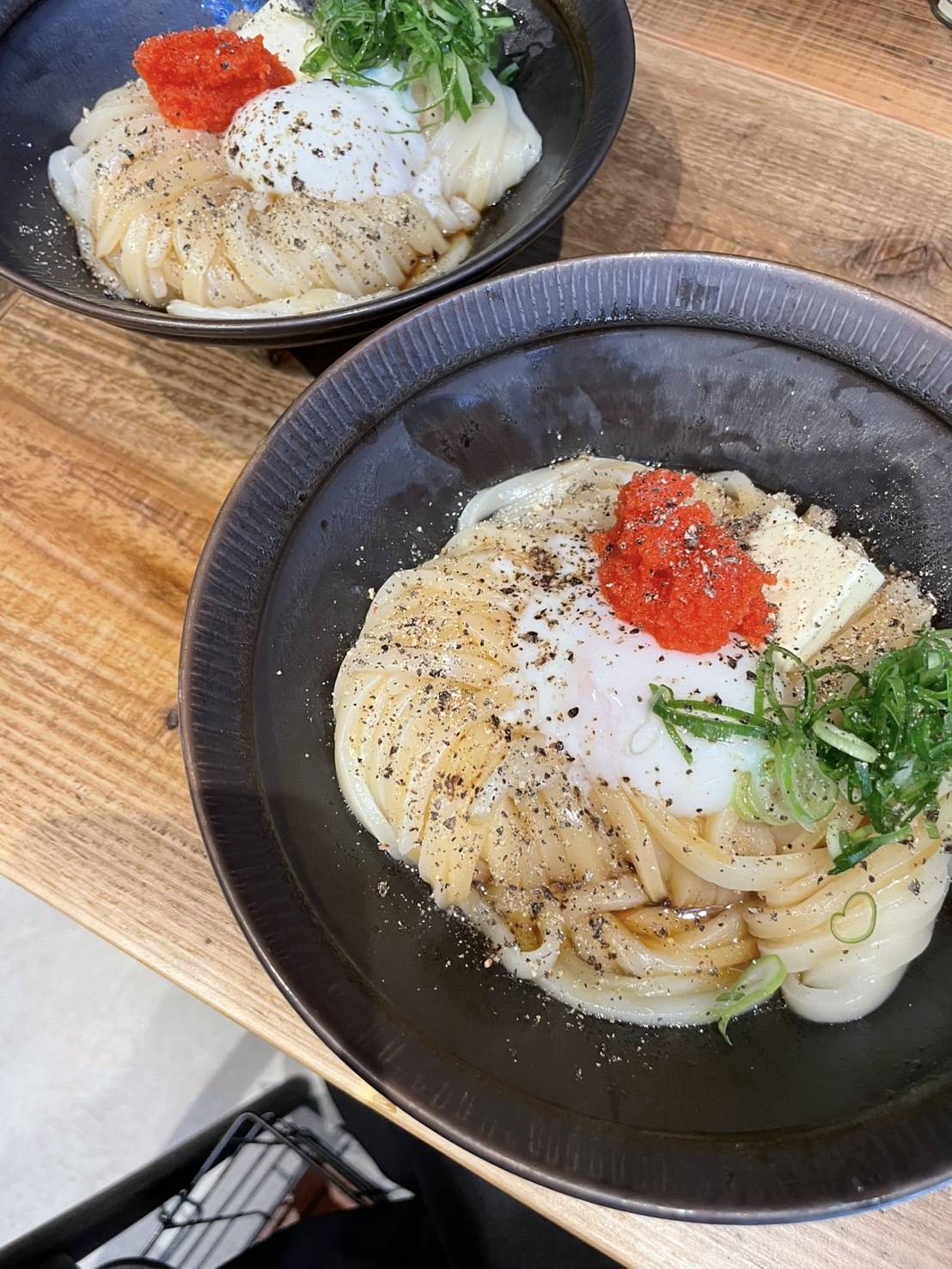 生醤油うどんに、ペッパーとバターと明太子と温泉卵がトッピングされたおうどん