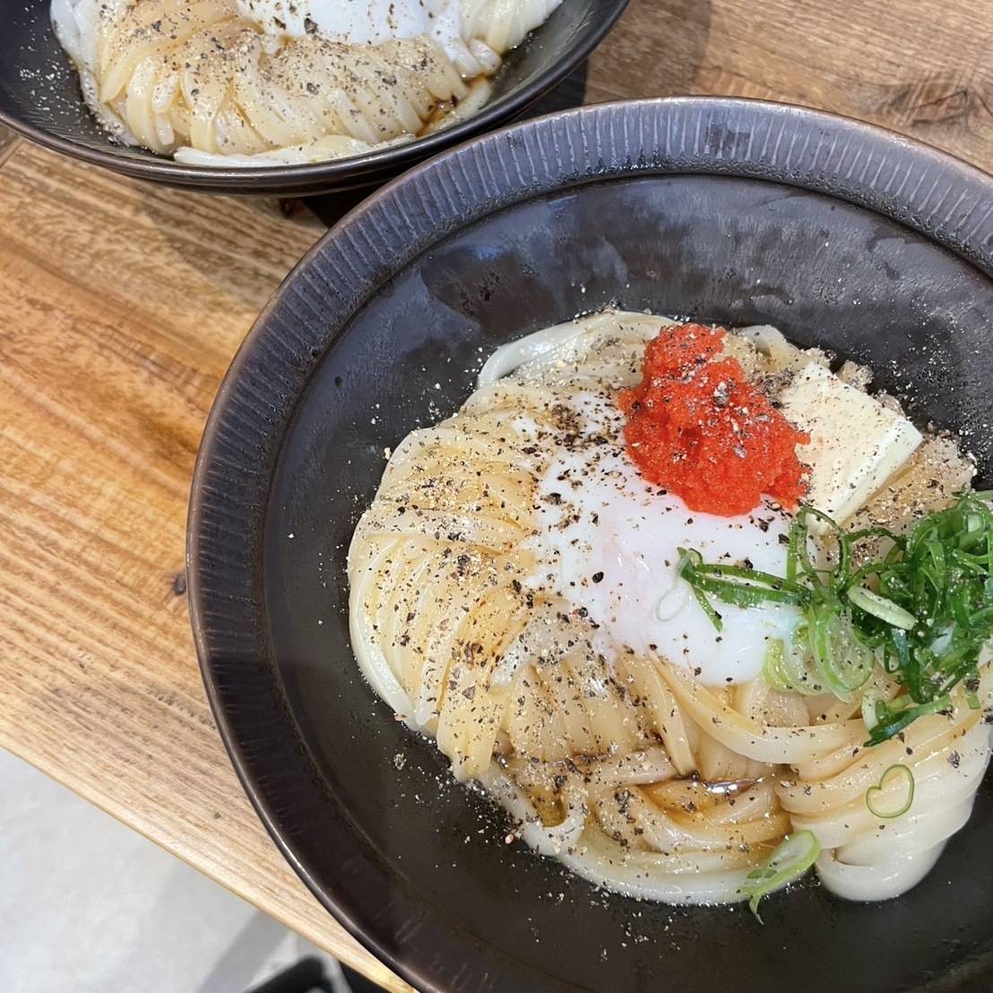 生醤油うどんに、ペッパーとバターと明太子と温泉卵がトッピングされたおうどん