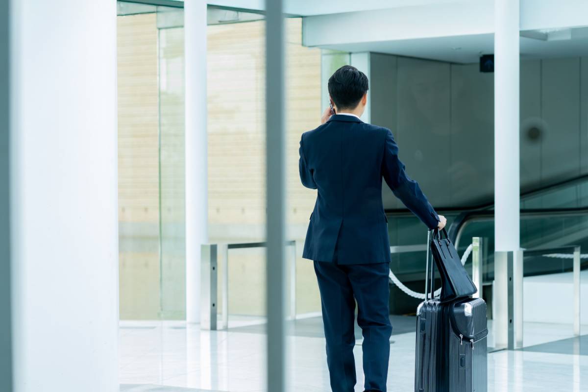 スーツケースを引く人