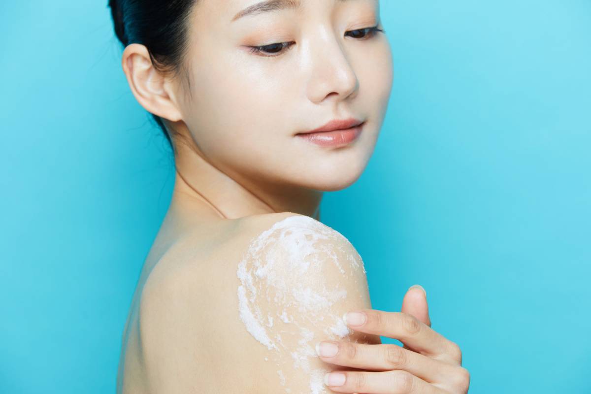 ボディスクラブを使用中の女性