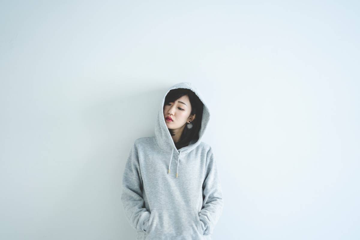 大きめのパーカーを着た骨格ウェーブの女性