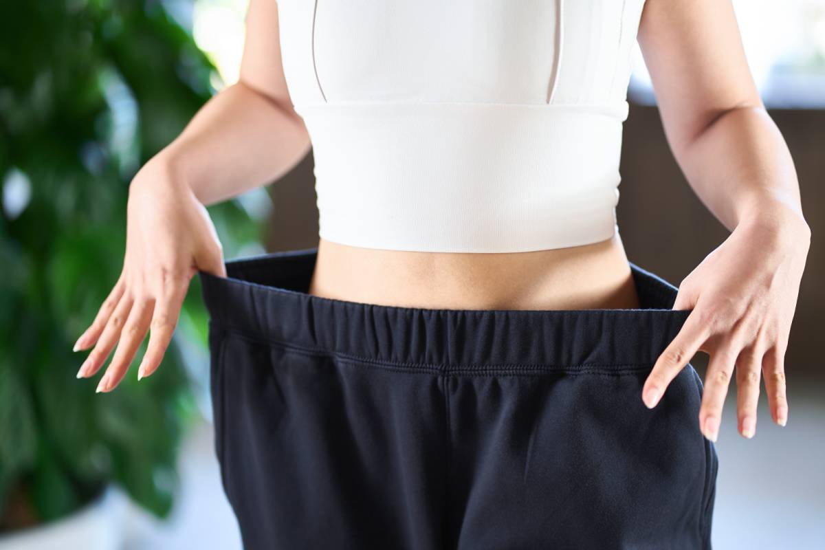 ぶかぶかの服を着た骨格ストレートの女性