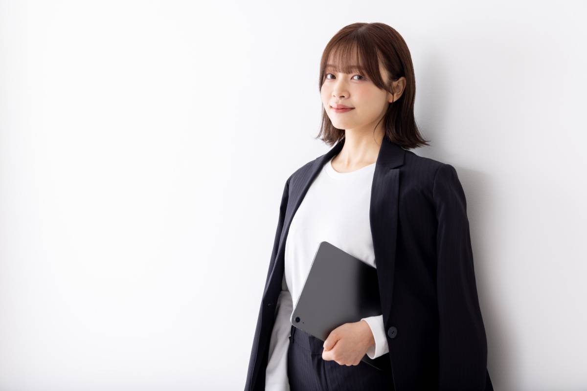 スーツを着た骨格ストレートの女性