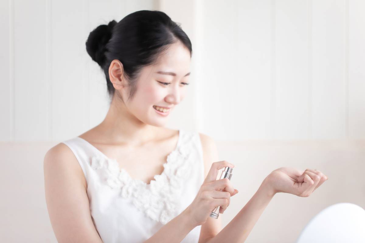 ボディミストを使用中の女性