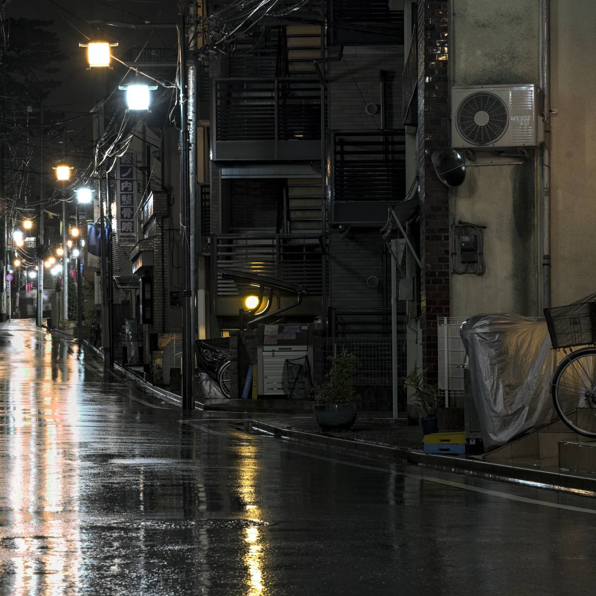 雨の夜道