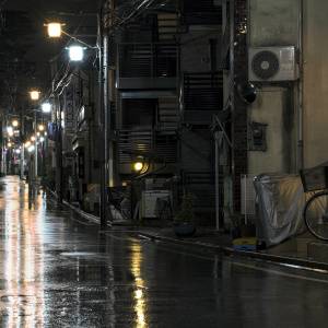【ゾッとする怖い話】雨に濡れた路地で聞こえた『不気味な音』。その正体とは