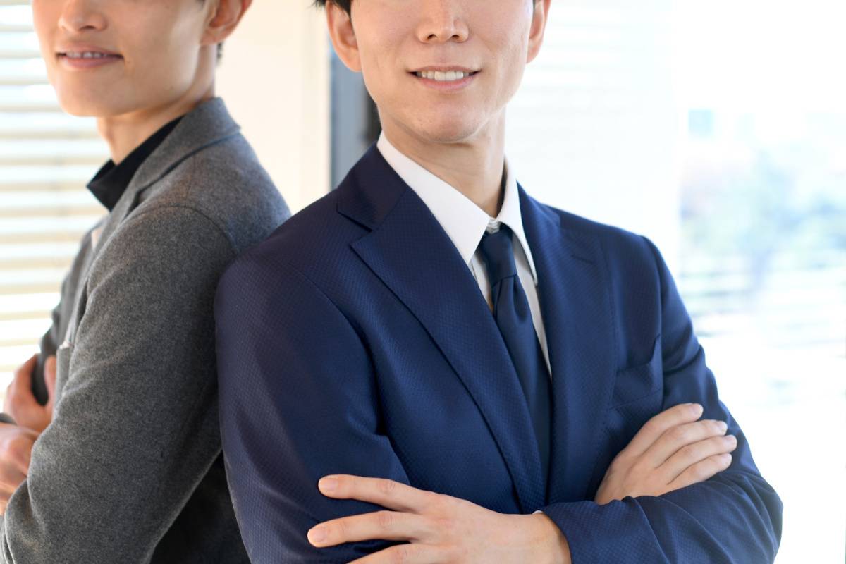 腕組みをする人