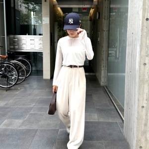 シンプルながら存在感のある雰囲気に♡トレンド感あふれる「ネイビー×白」コーデ