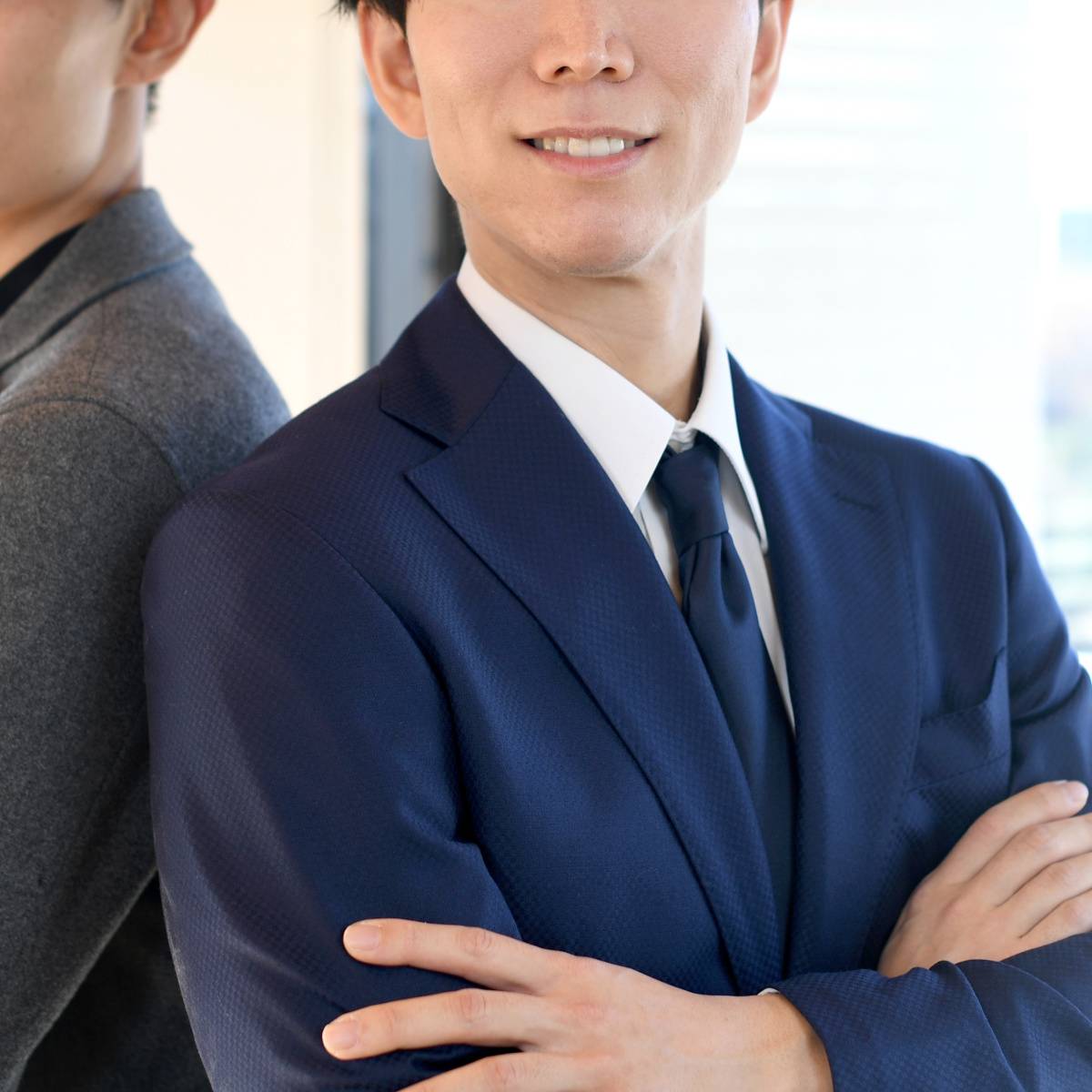 腕組みをする人