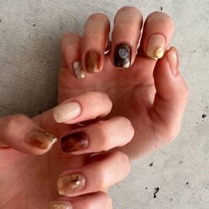 指先から秋支度……♪深みカラーで魅せる大人の「秋ネイル」