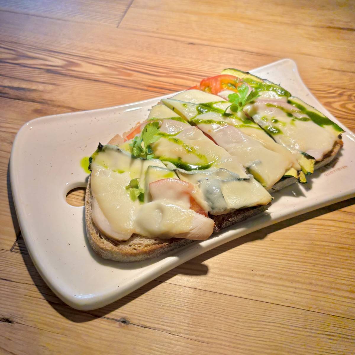 ズッキーニとチキン、トマト&スモークモッツァレラのタルティーヌ