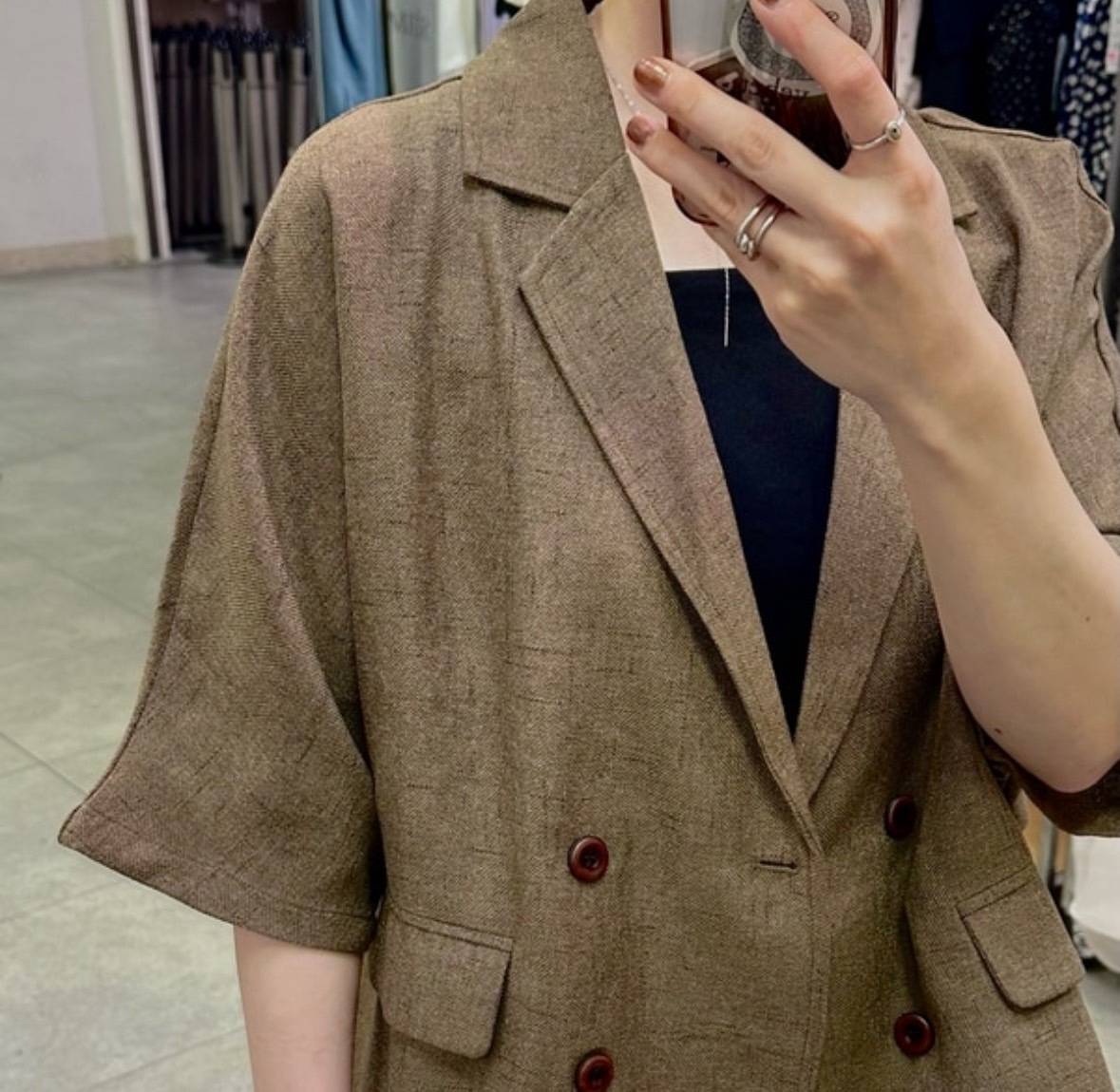 ブラウンのショートジャケット