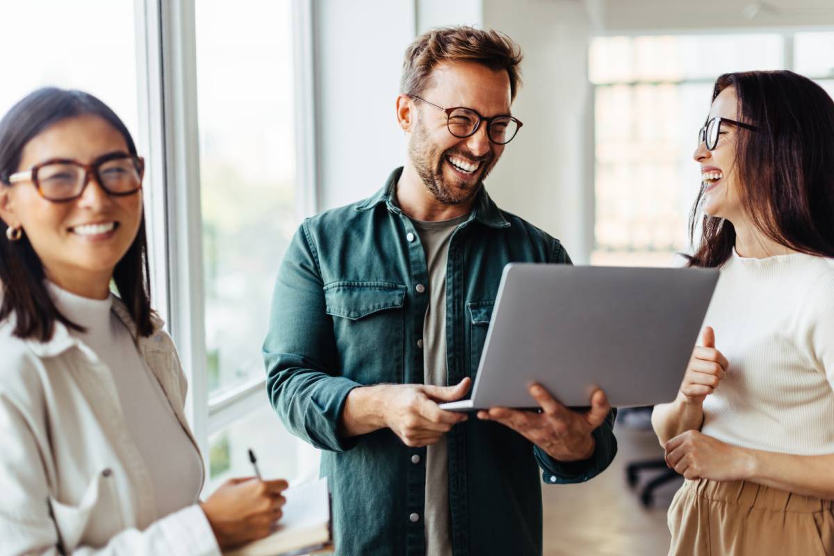 笑顔で話し合う男女