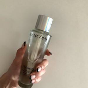 透き通るようなツヤ肌へ……。ランコムの神ローションでワンランク上の美肌づくり