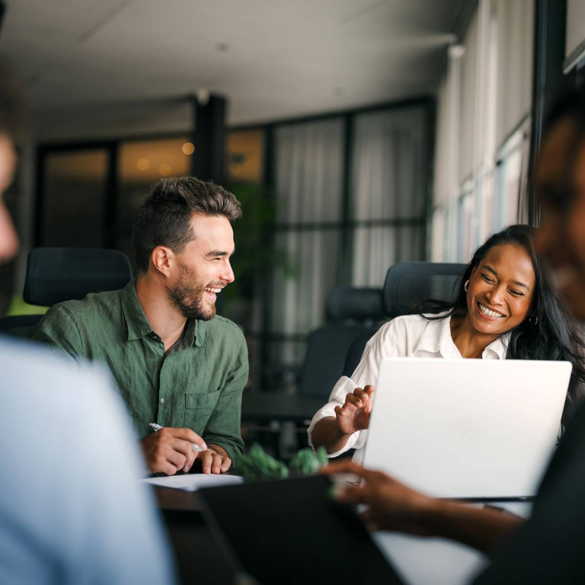 会議中に話す男女