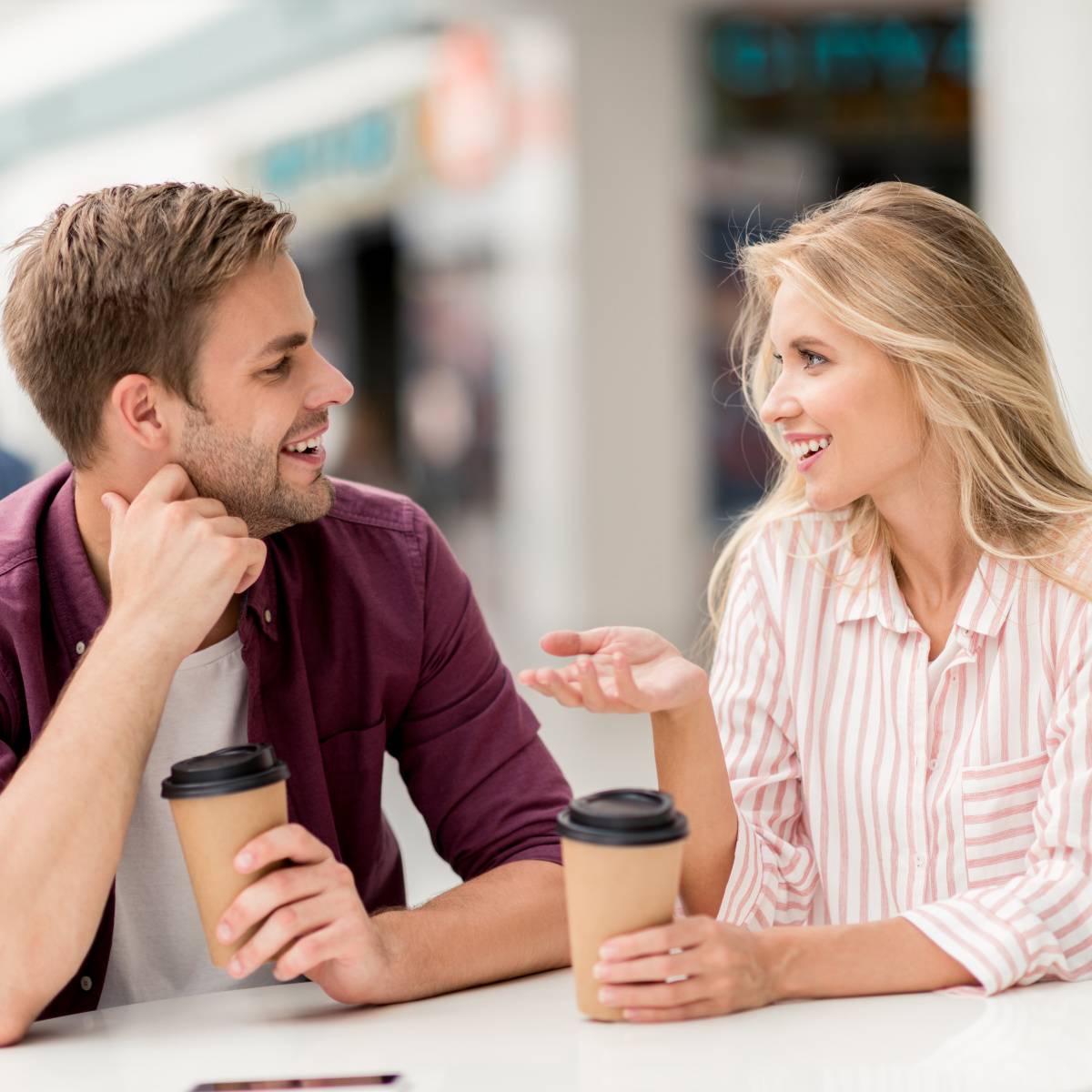 カフェで話すカップル