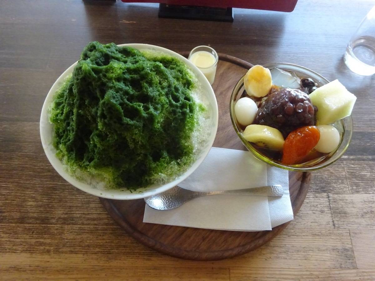 よしの舍のかき氷とあんみつのセット