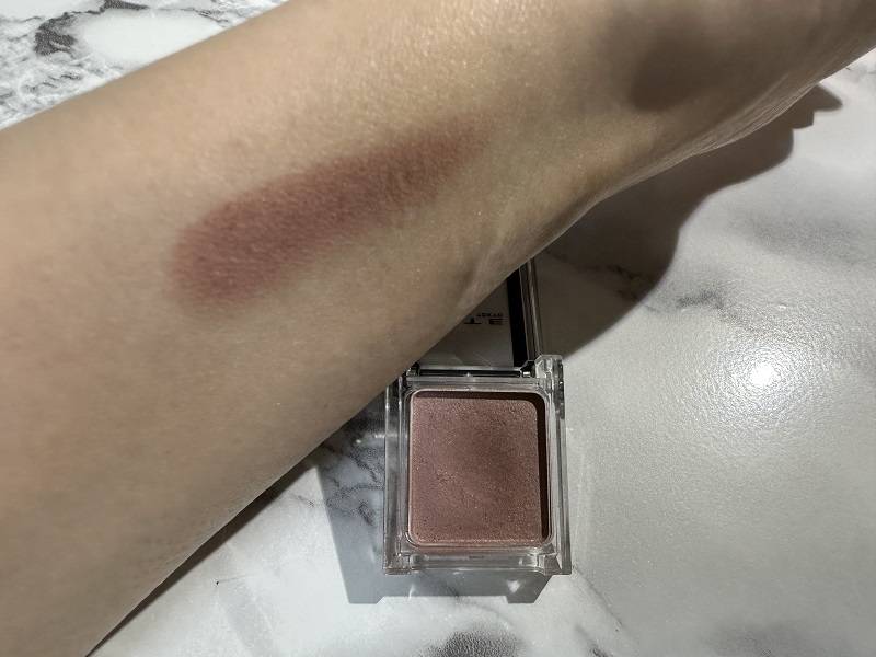 ザアイカラーを腕にスウォッチした画像