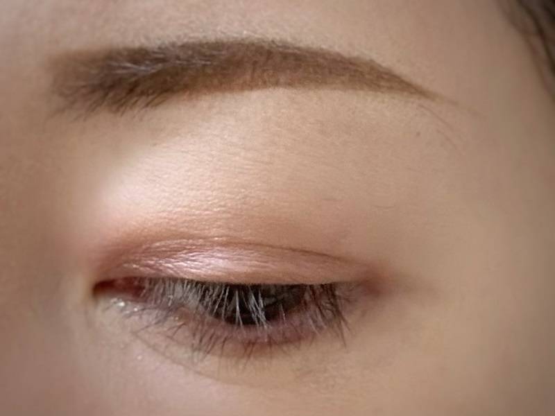 ザ　アイカラーを目元に塗った写真