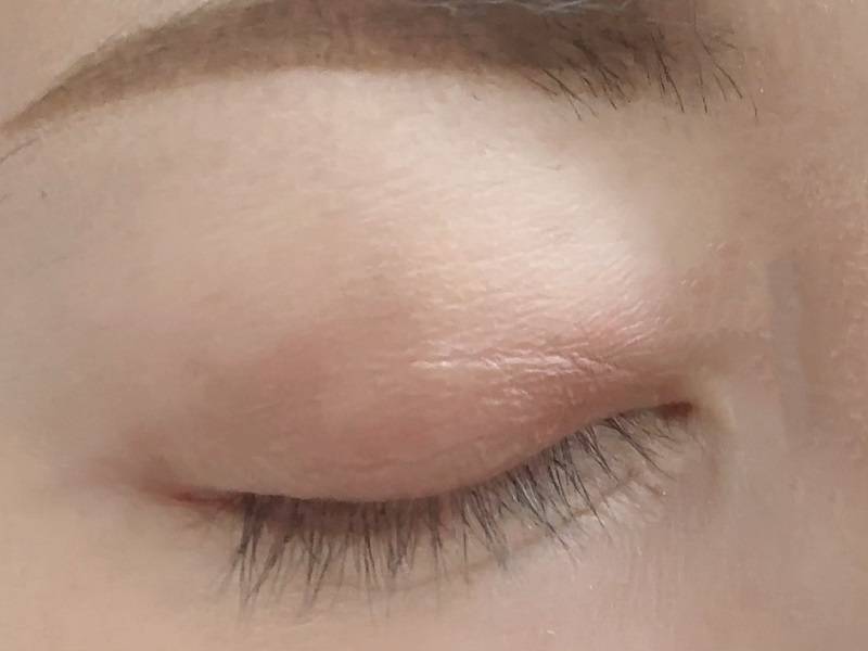 ザ　アイカラーを目元に塗った写真