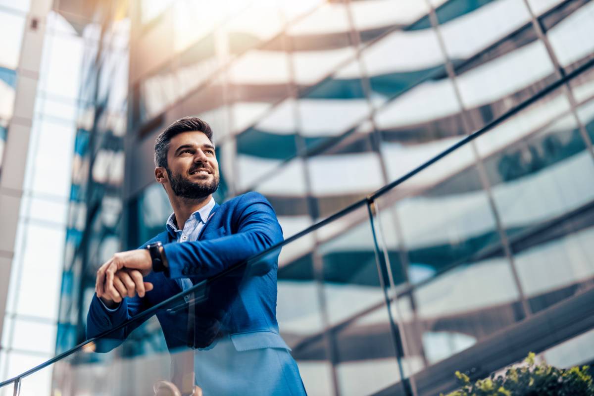 フェンスに肘をかける男性