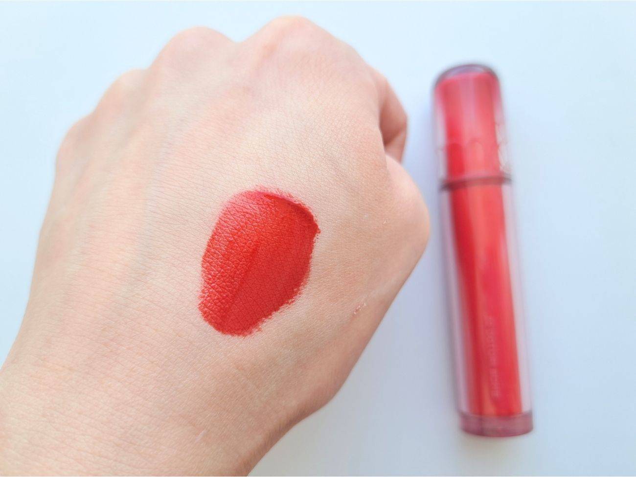 rom&nd ザ ジューシーラスティングティント 22 ドトリボムの手元スウォッチ