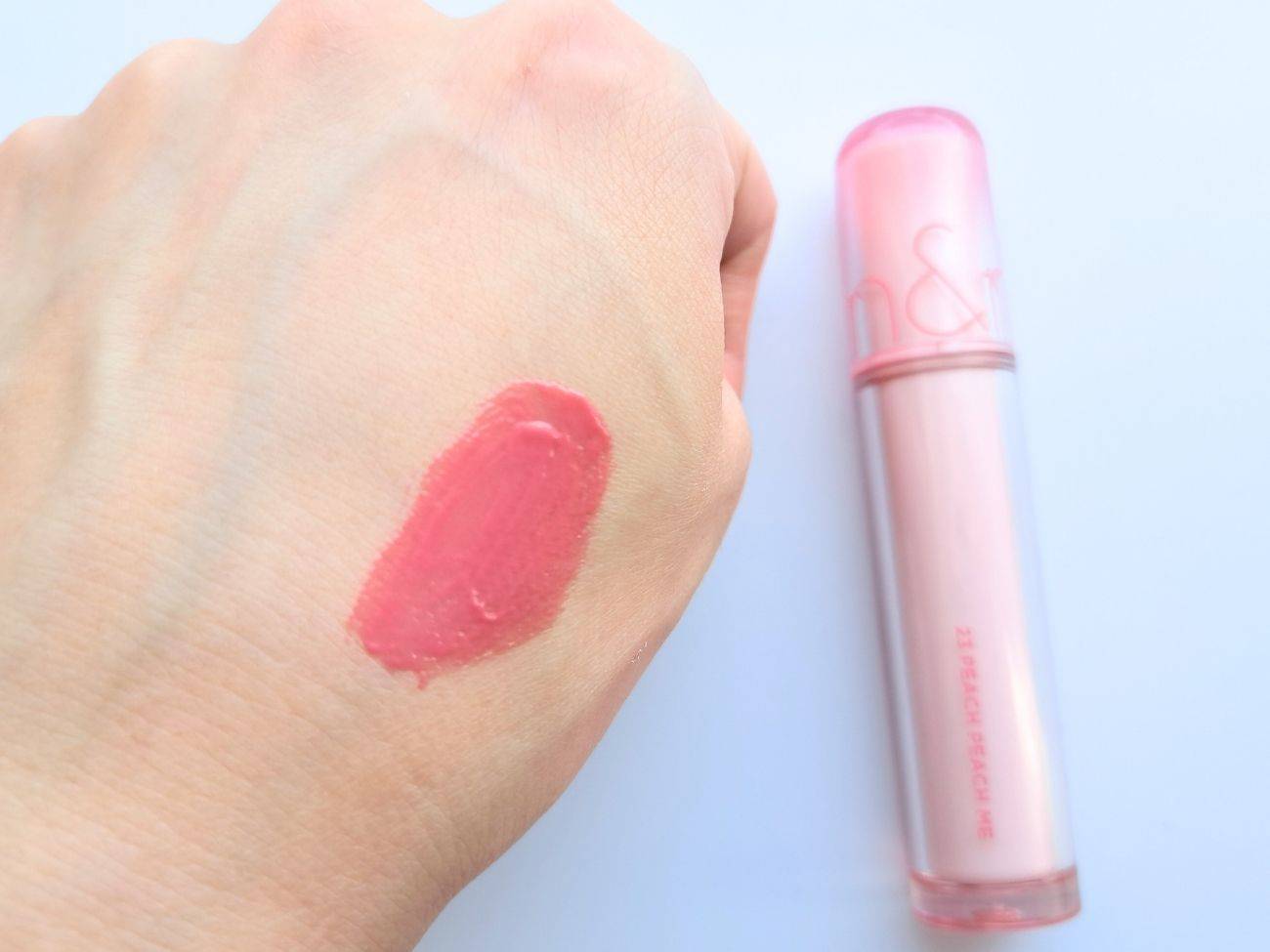 rom&nd ザ ジューシーラスティングティント 23 ピーチピーチミーの手元スウォッチ画像
