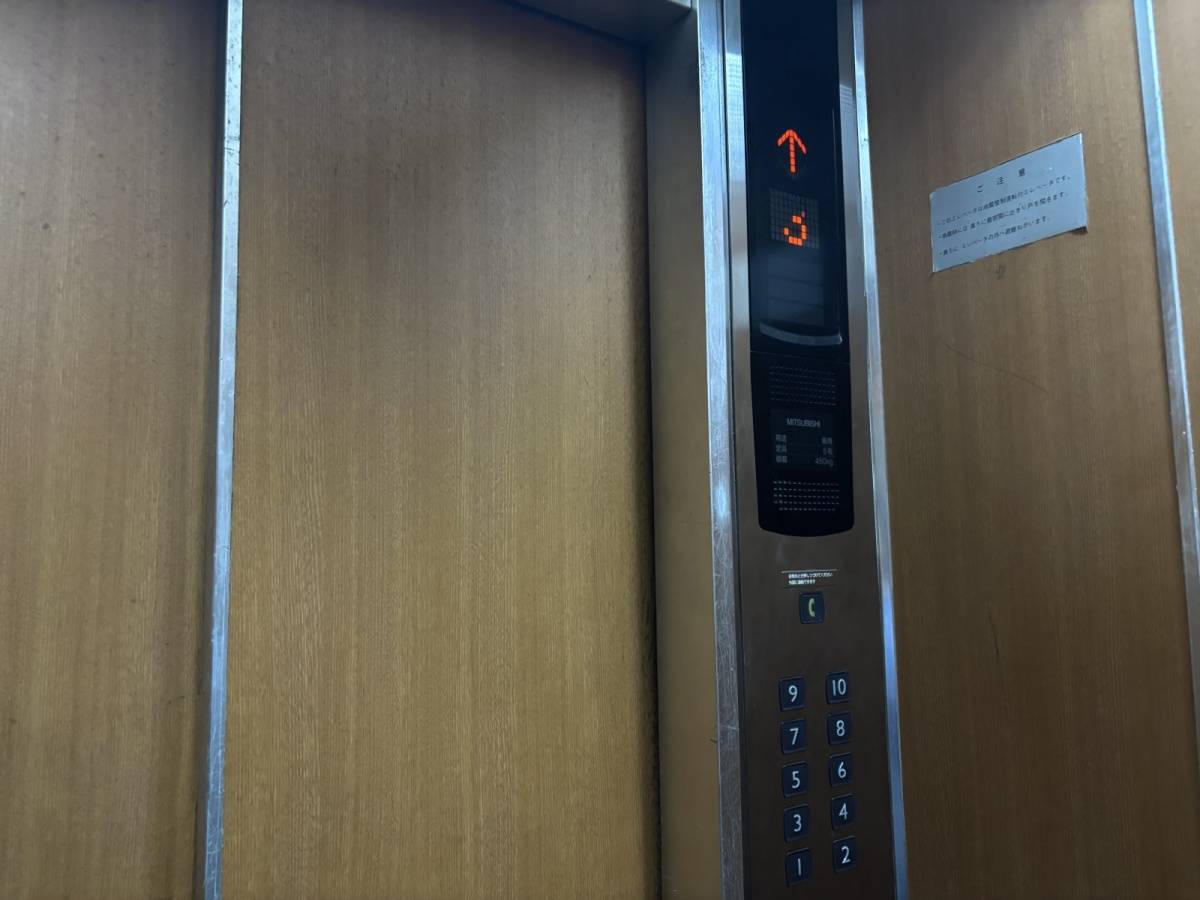 エレベーター内