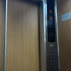 【ゾッとする怖い話】このエレベーター、なんかおかしい。職場で起きた恐怖体験
