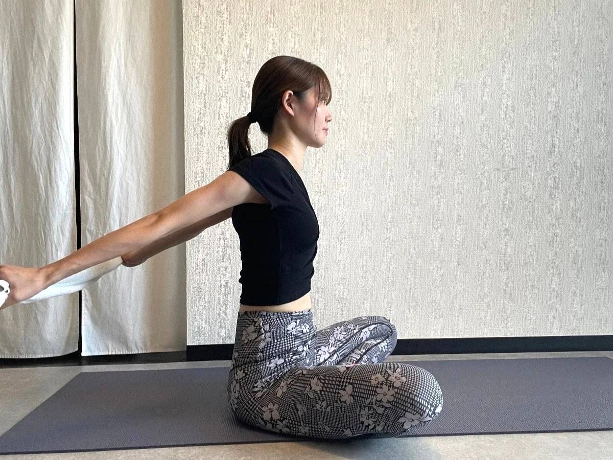 バキバキの「背中」をじんわりほぐす。タオルを使った簡単ストレッチ | 4MEEE