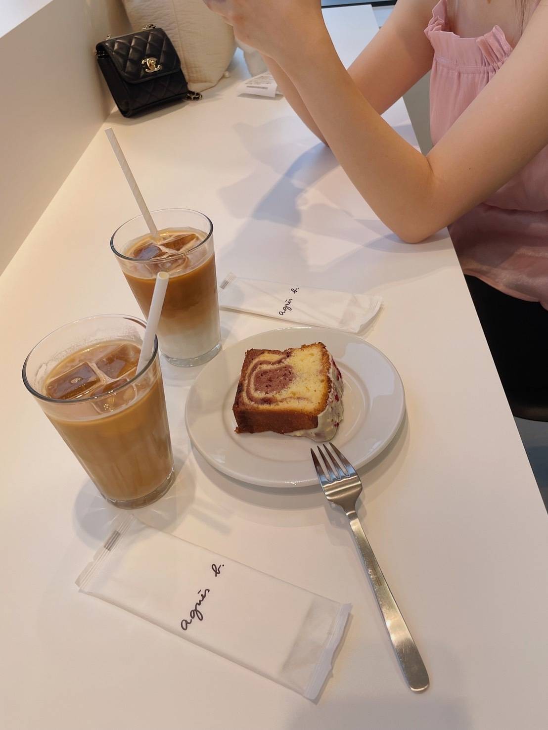 「agnes b. CAFF」のコーヒーとケーキ