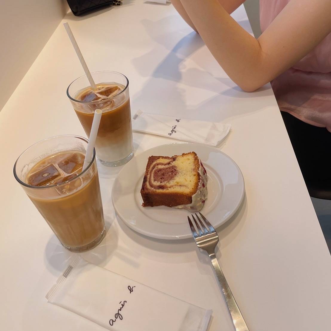 「agnes b. CAFF」のコーヒーとケーキ