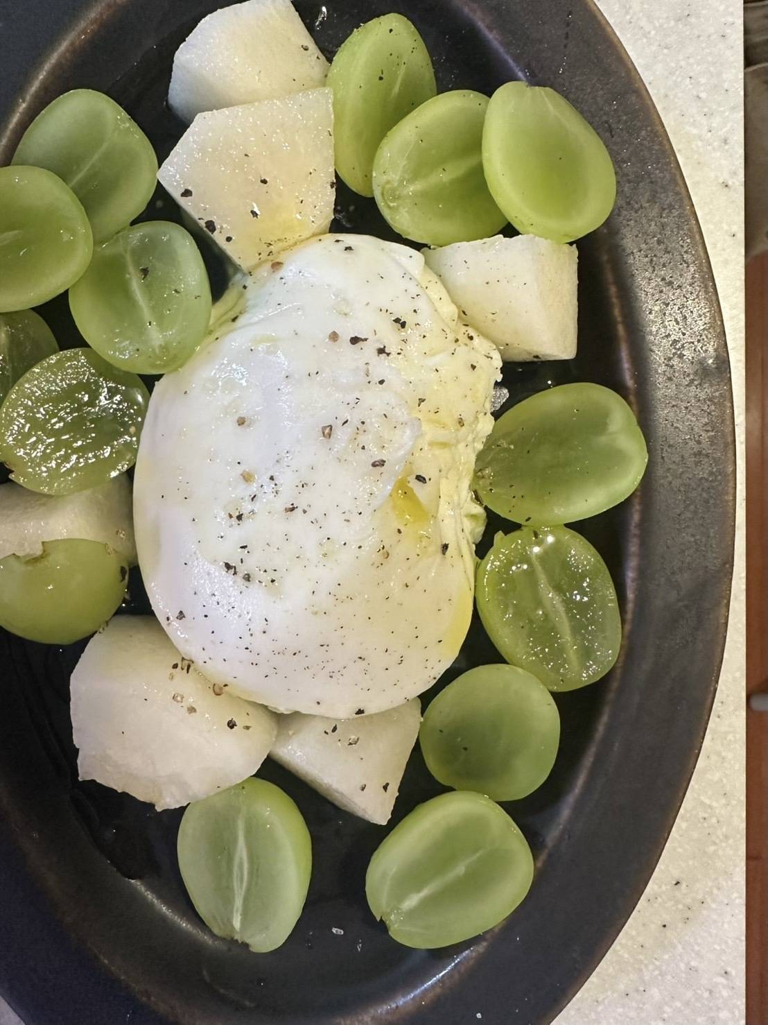 シャインマスカットをチーズのおつまみ