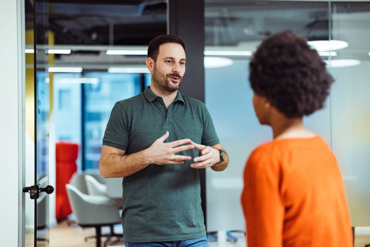 同僚の女性に話しかける男性