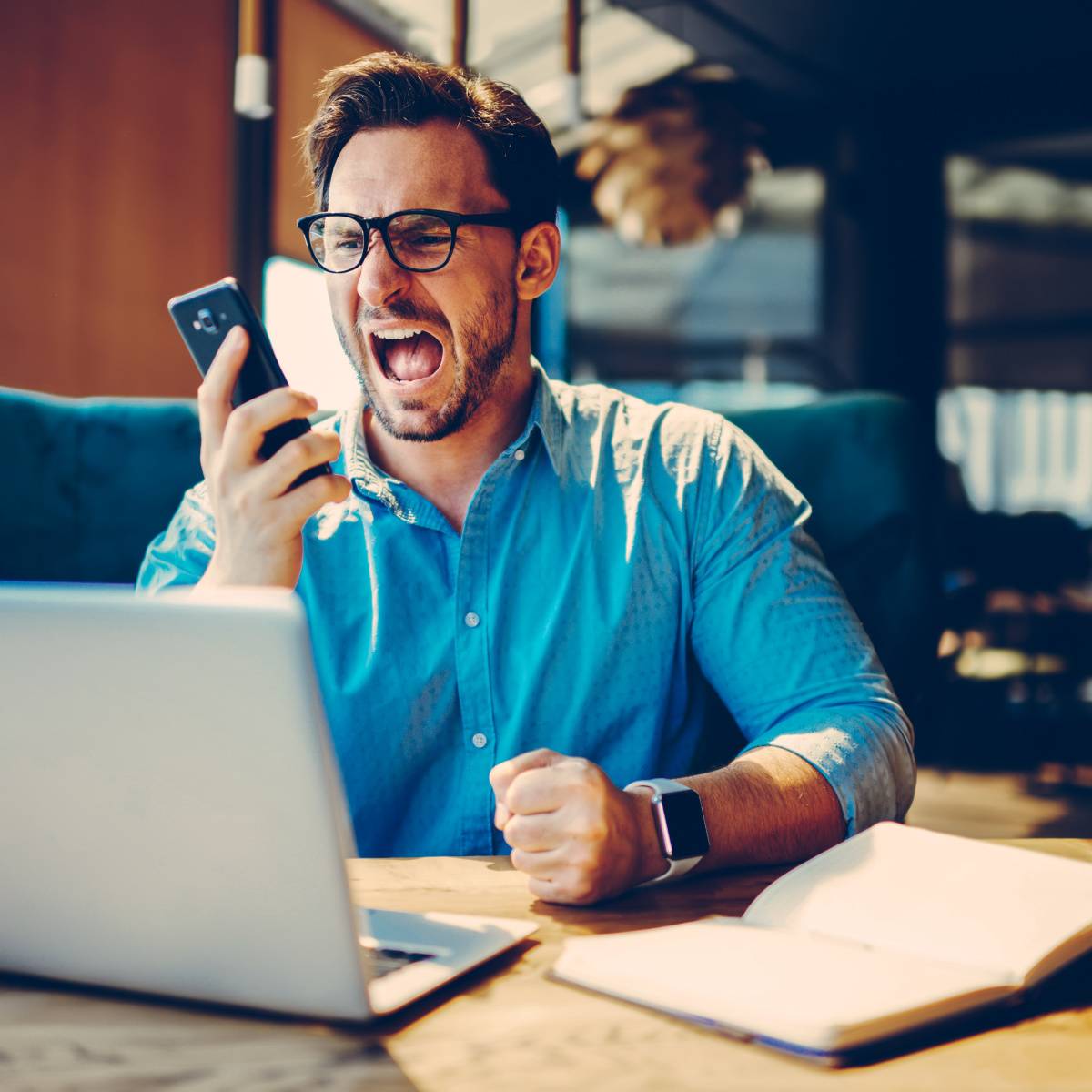 電話でキレる男性