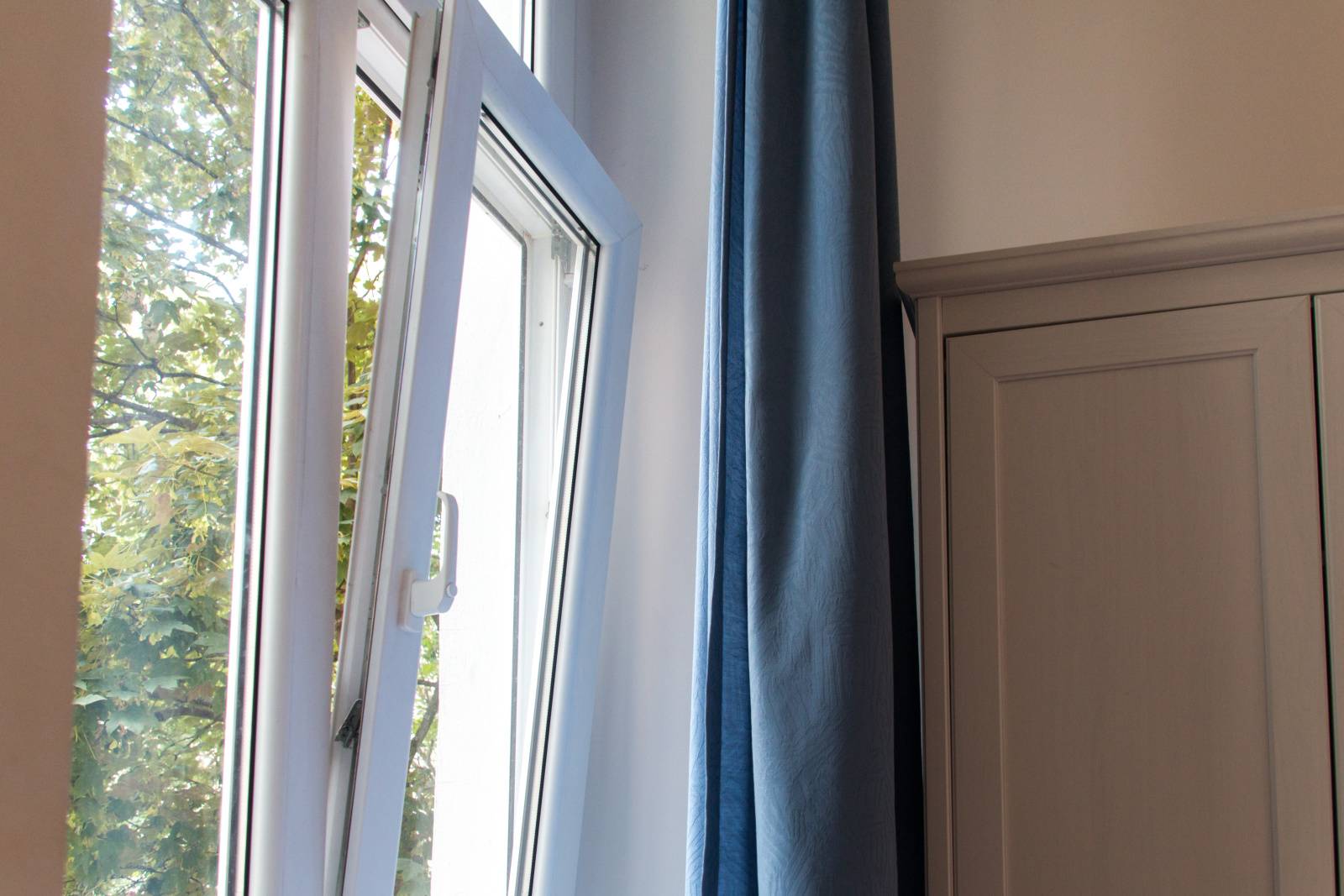 西　幸運　アイテム　遮光カーテン