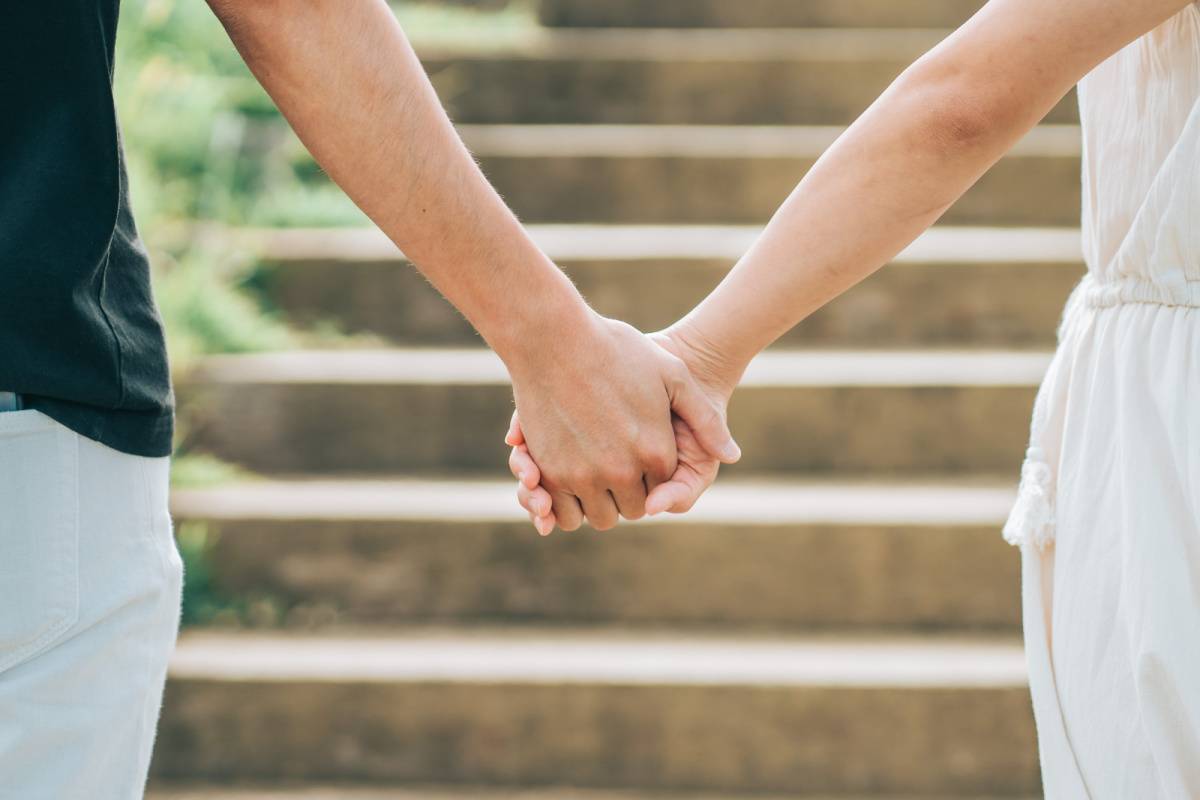 手をつなぐ人