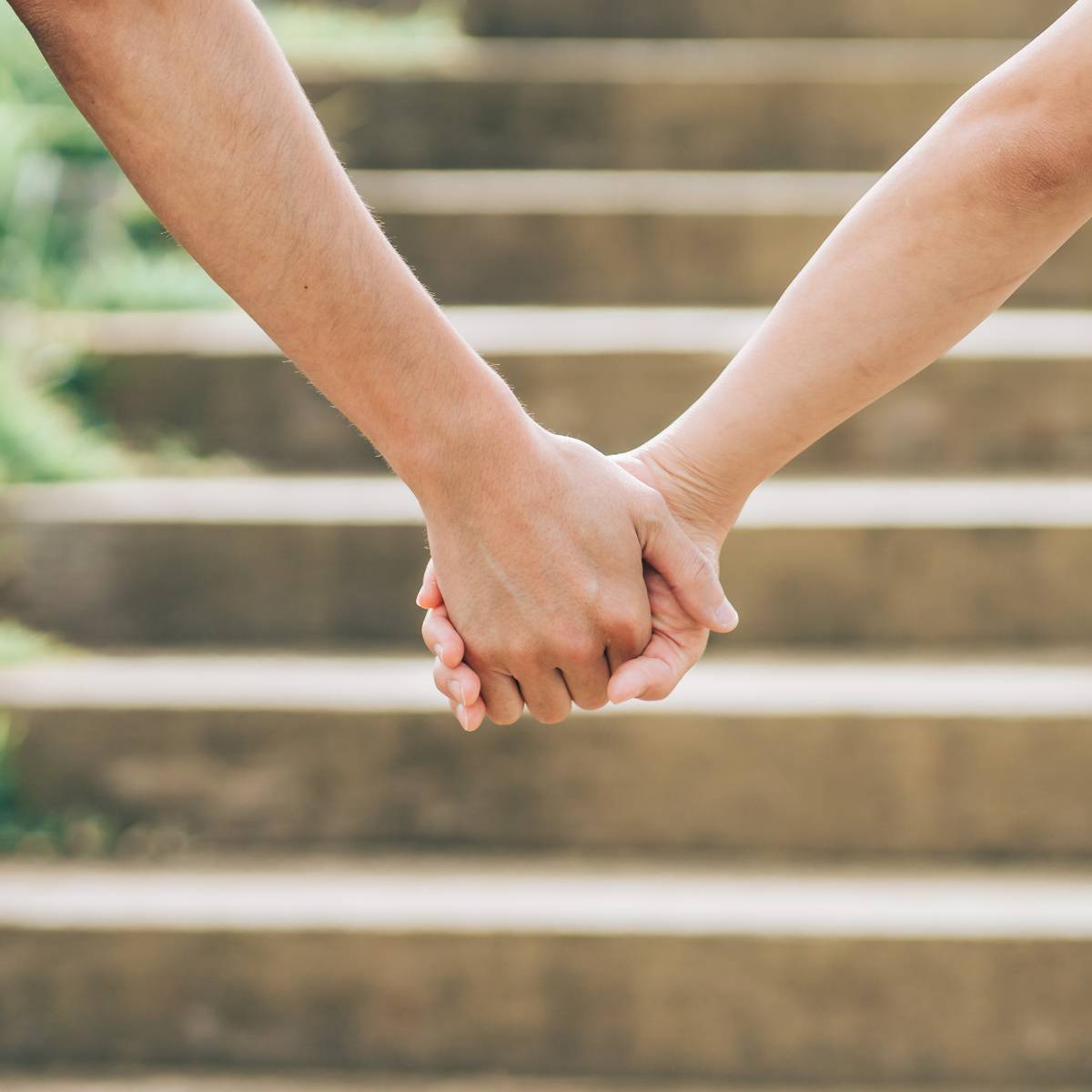 手をつなぐ人