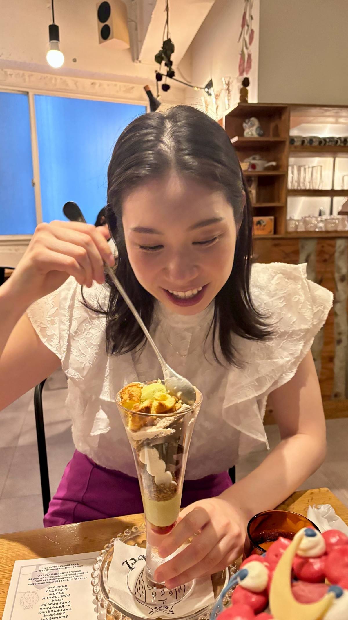 パフェを食べるKIKO