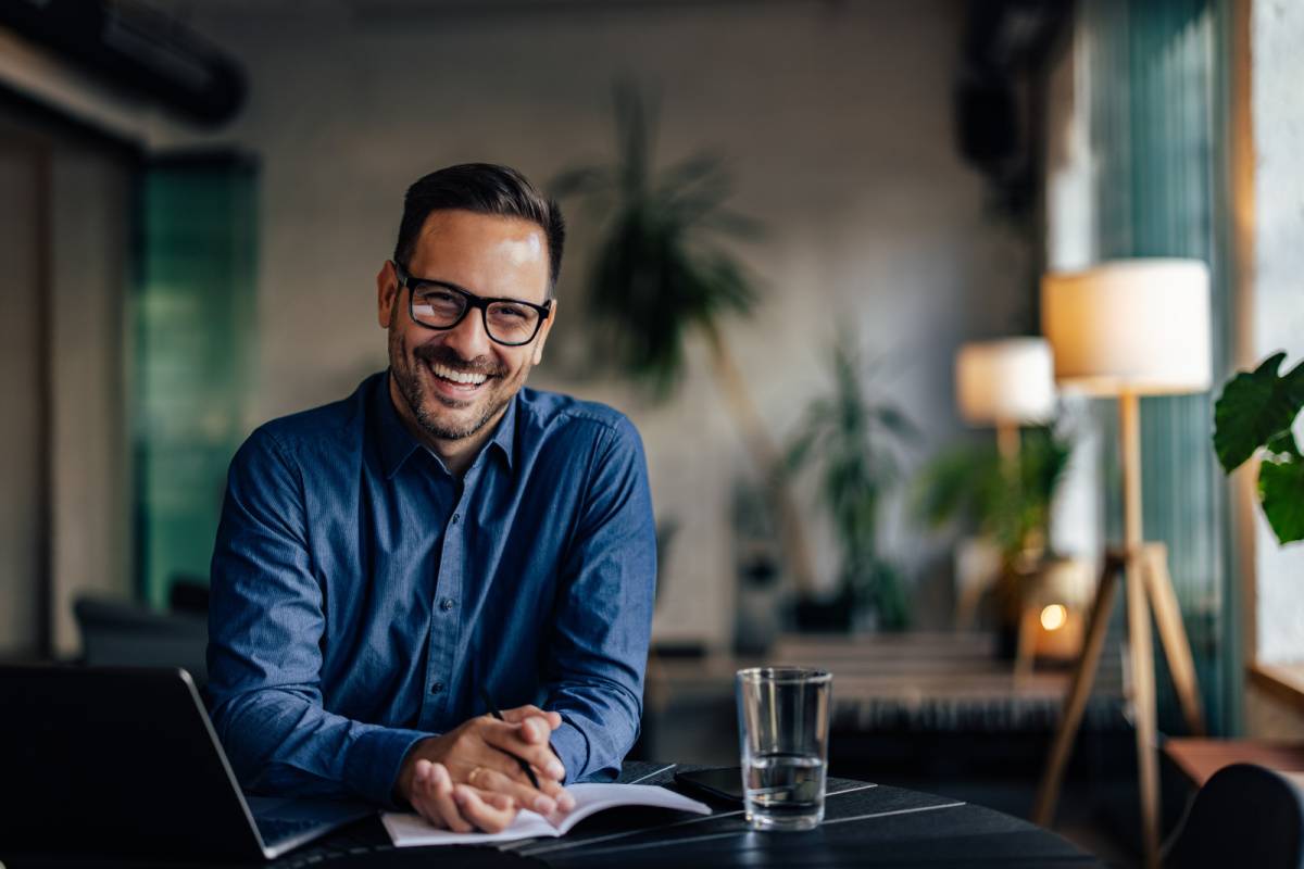 座って笑顔を向ける男性