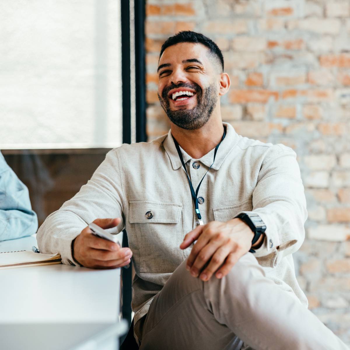 笑顔で会議に参加する男性