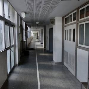 【ゾッとする怖い話】「ねえ、さっき誰と喋ってたの？」廃校で回したカメラに映るのは