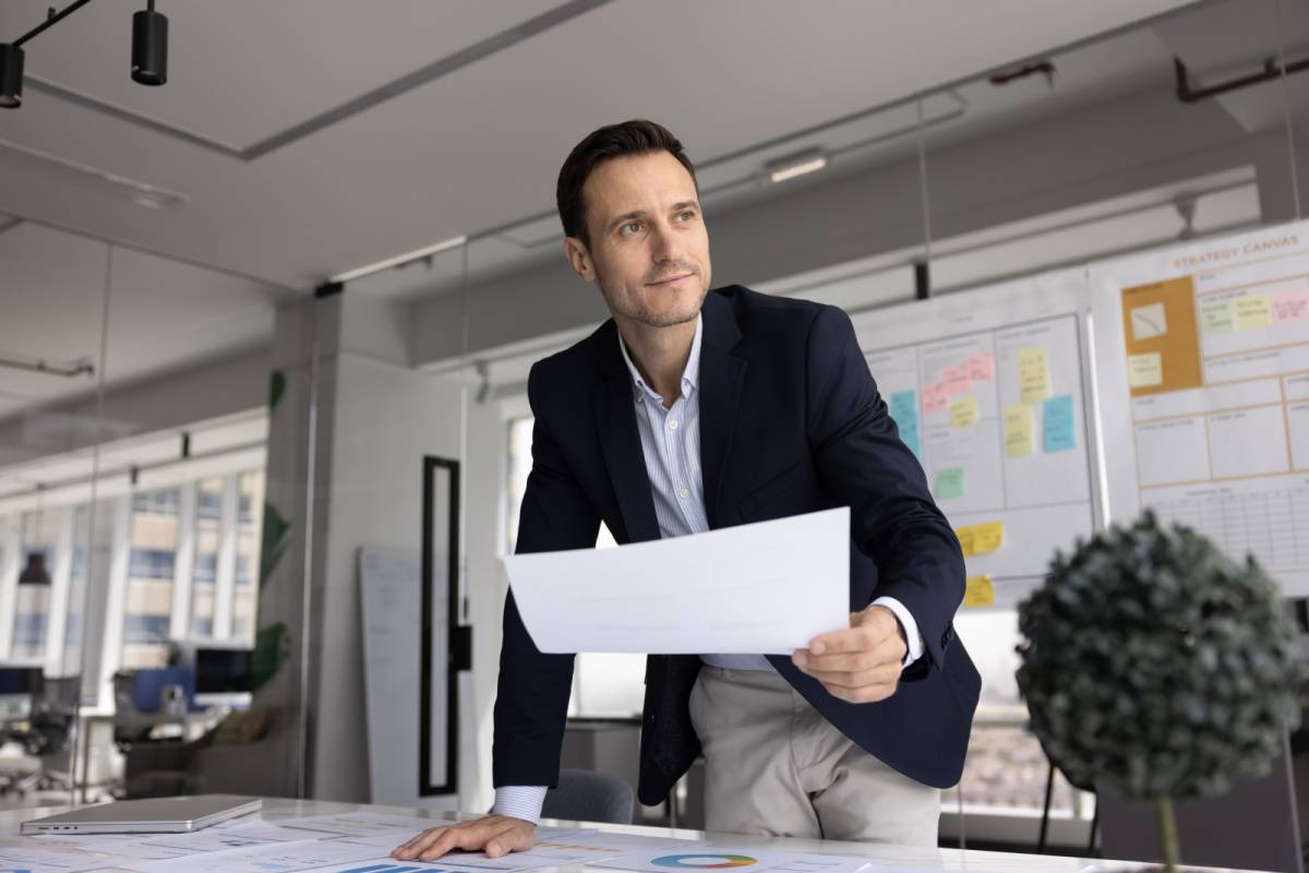 書類を片手に考える男性