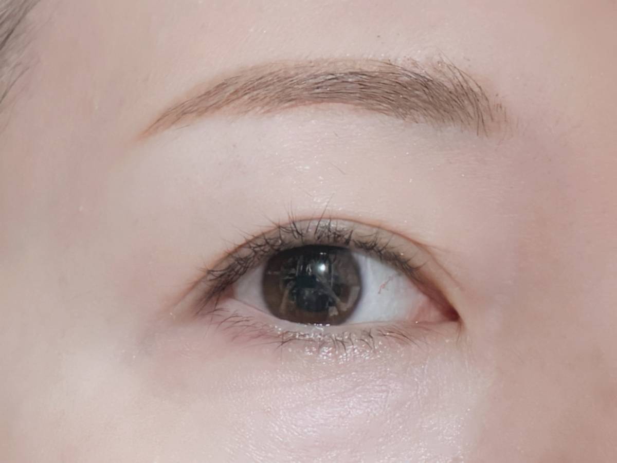 MAJOLICA MAJORCA マジョリカ マジョルカ シャドーカスタマイズ ルミナスティック BE384 コルク マジョマジョ 塗布前 筆者目元 素まぶた目開け