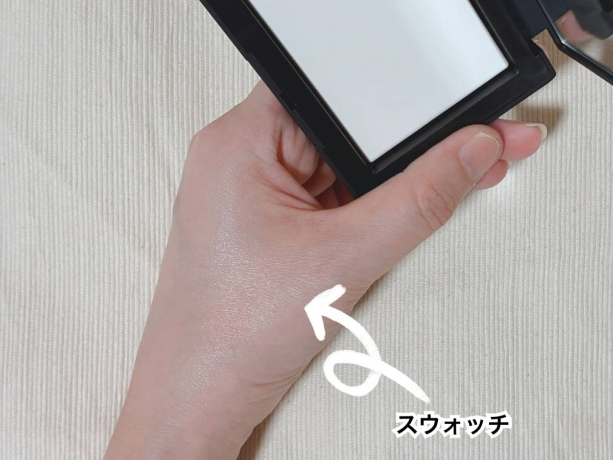 NARS ナーズ ライトリフレクティングセッティングパウダー プレストN 5894 CRYSTAL トランスルーセント スウォッチ 本体 筆者手