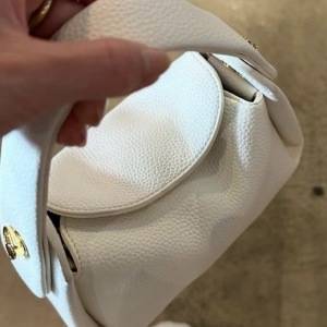 上品さと実用性が両立♡大人女子にふさわしい「牛床革レザー2WAYショルダーバッグ」