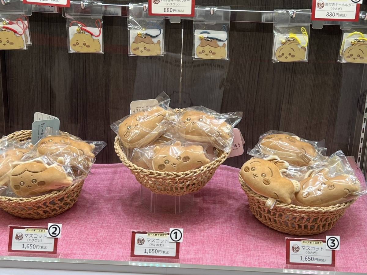 お店に並べられているちいかわ焼き