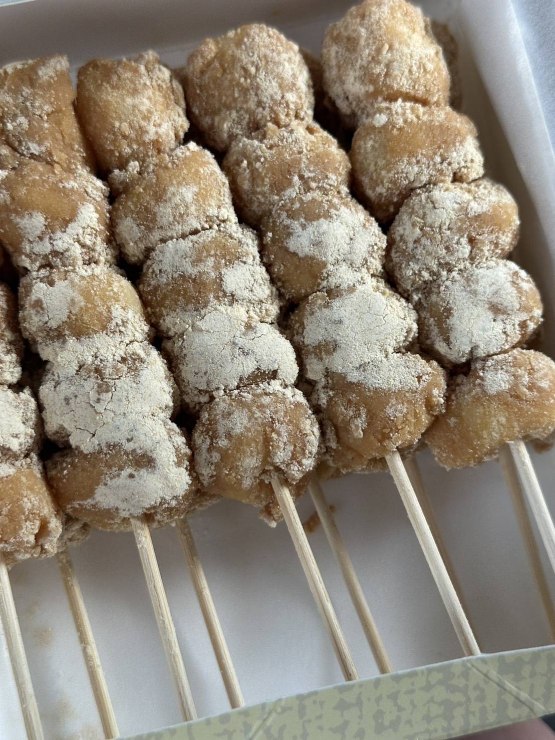 「だんご庄」のきな粉だんご