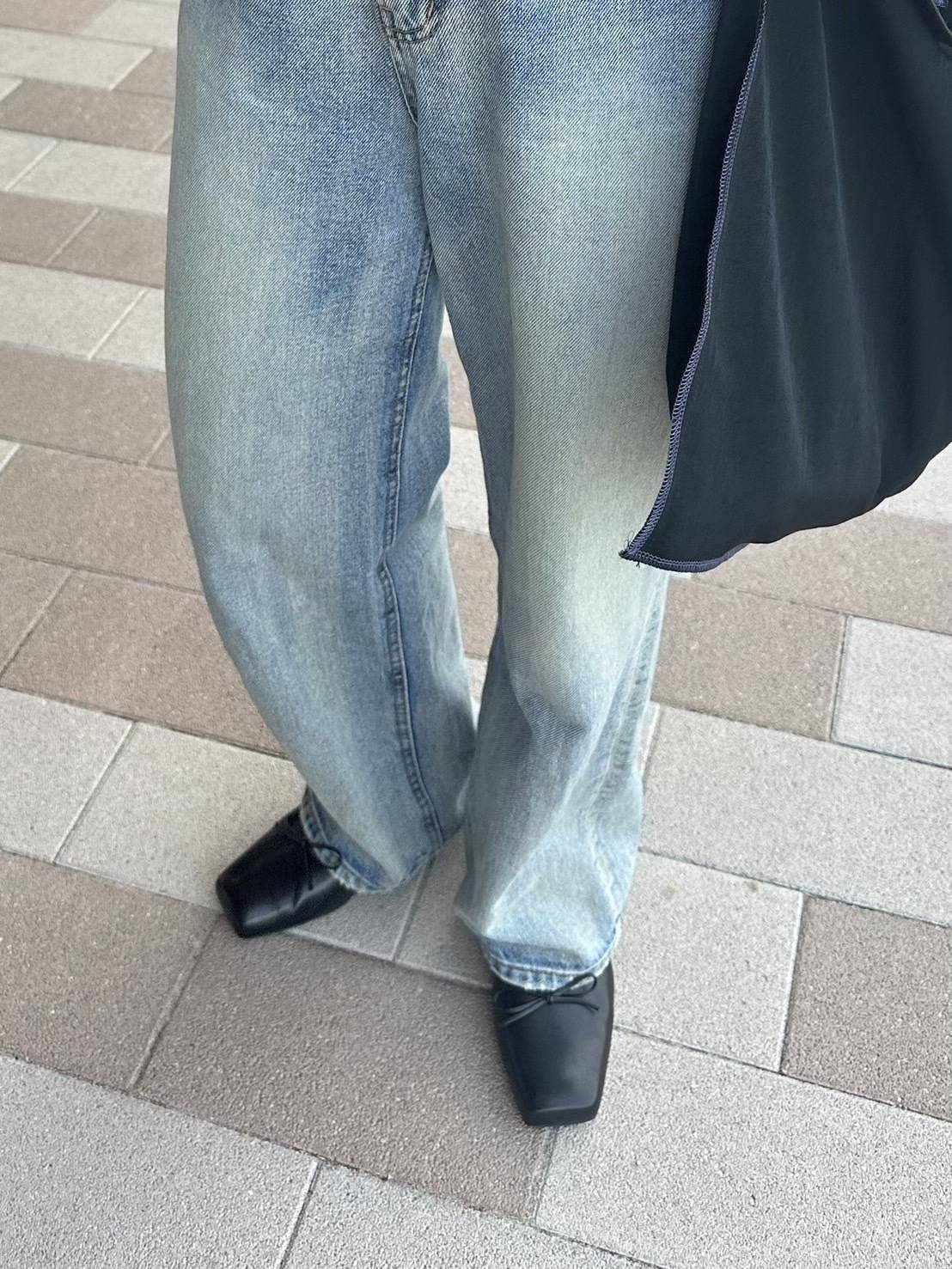 UNTISHOLDのスクエアミュール×デニムコーデ